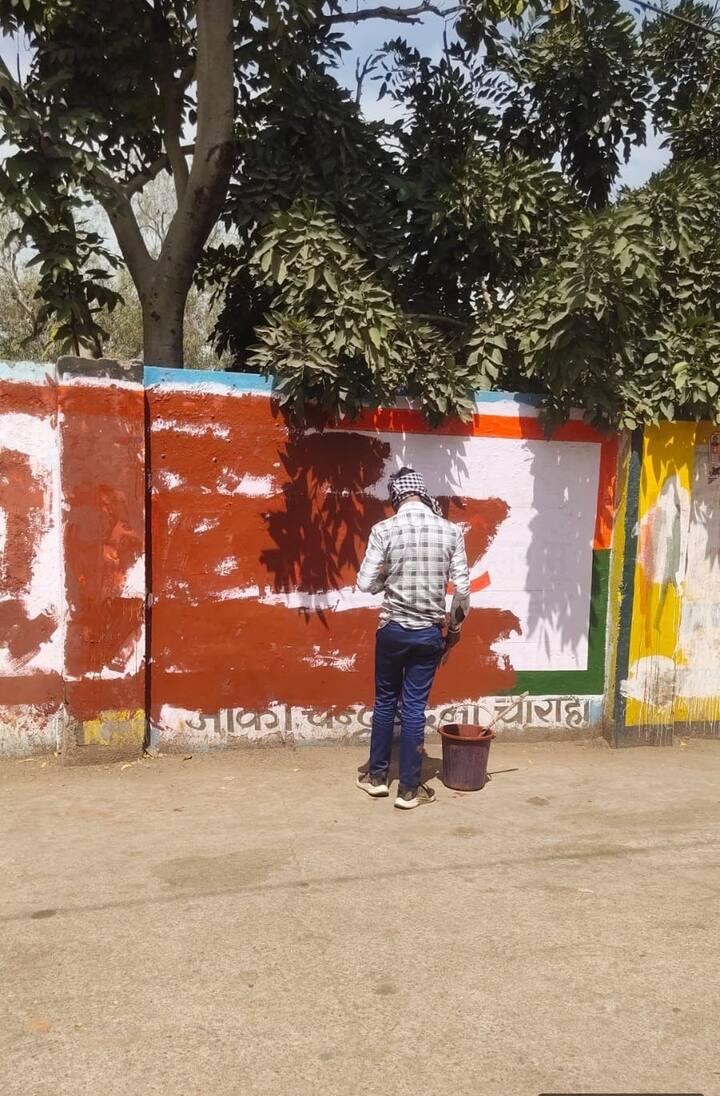 चुनाव को लेकर आदर्श आचार संहिता लागू होने के बाद अब अगर कोई भी राजनीतिक दल अथवा प्रत्याशी किसी पोस्टर को लगाता है तो इसके लिए उसे स्थानीय जिला निर्वाचन कार्यालय से अनुमति लेना होगी.