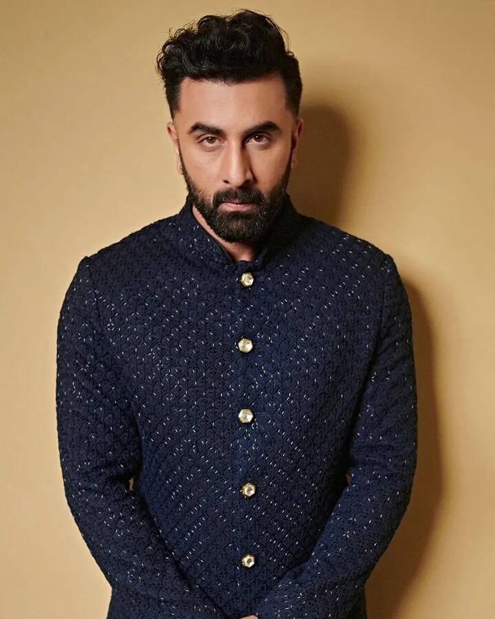 दरअसल ये किस्सा उन दिनों का है. जब रणबीर कपूर ने संजय दत्त की बायोपिक ‘संजू’ में काम किया था. फिल्म के एक प्रमोशन इवेंट में रणबीर कपूर ने खुलासा किया था कि मैं संजय दत्त का बचपन से ही फैन रहा हूं. उनके साथ मैंने कई बार बहुत अच्छा वक्त बिताया है. कई बार वो मुझे धूमाने भी लेकर जाते थे.