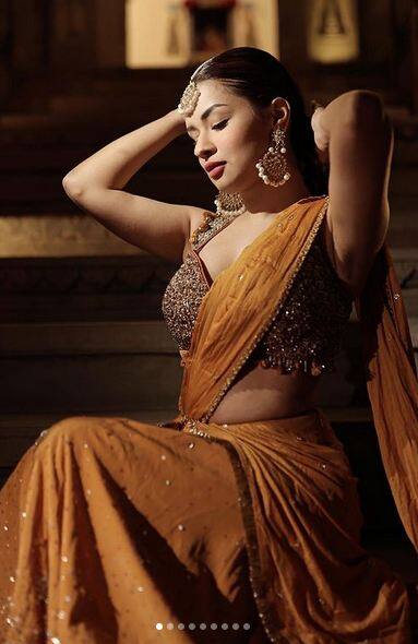 ਇਨ੍ਹਾਂ ਤਸਵੀਰਾਂ 'ਚ ਅਵਨੀਤ ਕੌਰ ਪੀਲੇ ਰੰਗ ਦੇ ਲਹਿੰਗਾ 'ਚ ਬੇਹੱਦ ਖੂਬਸੂਰਤ ਲੱਗ ਰਹੀ ਹੈ। ਉਸ ਦੀਆਂ ਤਾਜ਼ਾ ਤਸਵੀਰਾਂ ਨੇ ਉਸ ਦੇ ਫਾਲੋਅਰਜ਼ ਦੇ ਦਿਲ ਨੂੰ ਜ਼ਖ਼ਮੀ ਕਰ ਦਿੱਤਾ ਹੈ।