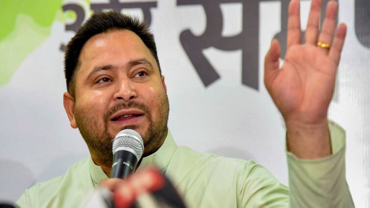 RJD leader Tejashwi Yadav statement regarding Lok Sabha elections 2024 Nitish Kumar and BJP ann Lok Sabha Election 2024: क्या NDA को बिहार देगा झटका? चुनाव के सवाल पर तेजस्वी दिखे कॉन्फिडेंट, बोले- 'चौंकाने वाले...'