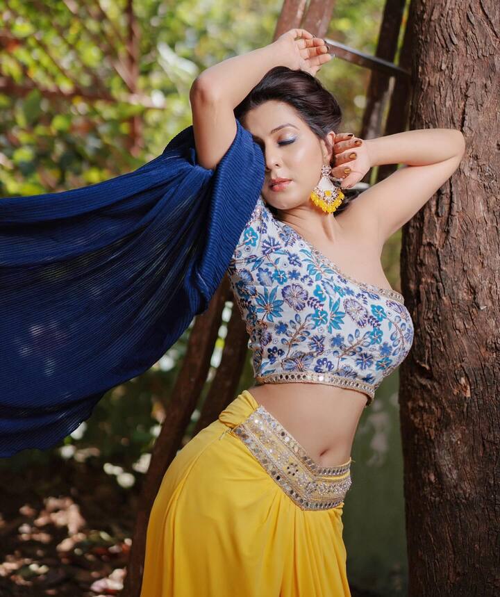 शालिनीची फिगर सर्वांनाच आवडते. ती फ्लॉन्ट करत माधवी अनेक  फोटोशूट करत असते.(photo:maadhavinemkarofficial/ig)