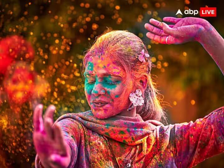 હોલિકા દહન કર્યા પછી બીજા દિવસે રંગોથી રમતી હોળી ઉજવવામાં આવે છે. જેને રંગવાલી હોળી કહેવામાં આવે છે. રંગોથી ભરેલી હોળી 25મી માર્ચે છે. આ તહેવાર આ દિવસે રંગોથી ઉજવવામાં આવે છે, તેને ધુળેટી તરીકે પણ ઓળખવામાં આવે છે.