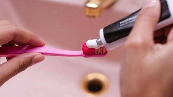 எனாமல் தேயும்போது மஞ்சள் நிறத்திலுள்ள அடுத்த லேயர் வெளியே தெரியும். நாளாக நாளாக அதிகமாக தெரியும்.