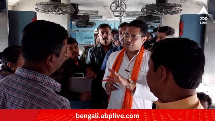 এদিন ট্রেনে চেপে প্রচার করার সময় ঝালমুড়িও খেতে দেখা যায় সৌমিত্রকে। সঙ্গে ছিলেন সোনামুখী বিধানসভার বিধায়ক দিবাকর ঘরামি-সহ কর্মী-সমর্থকেরা।