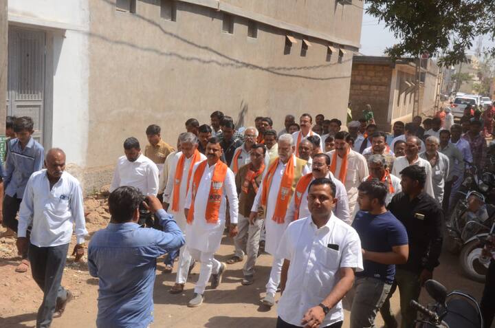 લોકસભાની ચૂંટણી પહેલા જસદણ પંથકમાં બંને રાજકીય નેતાઓ સાથે જોવા મળી રહ્યા છે.