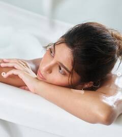 Suhana Khan: ਸੁਹਾਨਾ ਖਾਨ ਨੇ ਬਾਥਟਬ 'ਚ ਦਿਖਾਇਆ ਹੌਟਨੇਸ ਦਾ ਜਲਵਾ, ਕਿੰਗ ਖਾਨ ਦੀ ਧੀ ਨੂੰ ਟ੍ਰੋਲਰਸ ਨੇ ਇੰਝ ਘੇਰਿਆ