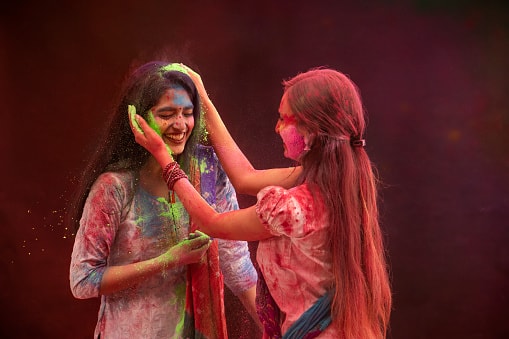 Pre-Holi Hair Protection Before you head out to enjoy Holi, it is important to protect your hair from damage. Apply a generous amount of coconut oil, almond oil, or a silicone-based serum to your hair and scalp. These oils act as a protective barrier and prevent colors from penetrating deep into the hair shafts.  (Image Source: Getty)
