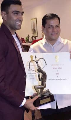 Ravichandran Ashwin :  TNCA ने Ashwin को 500 सोने के सिक्के और 1 करोड़ रूपए देकर किया सम्मानित .