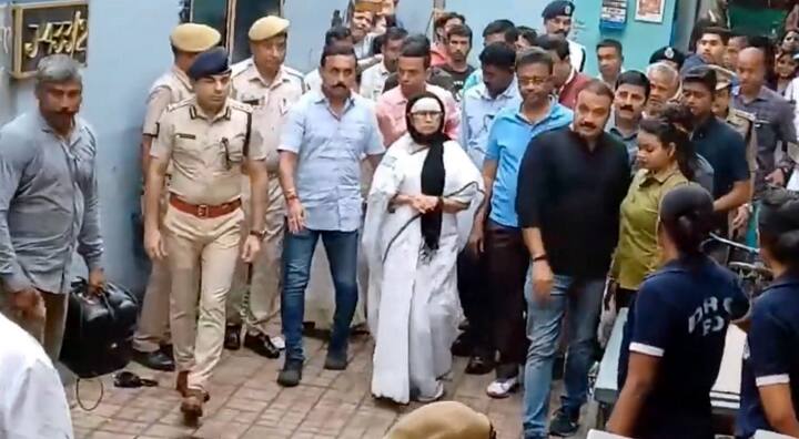 हादसा स्थल का दौरा करते हुए मुख्यमंत्री ममता बनर्जी ने यह भी कहा कि यह अवैध निर्माण है. मैं पीड़ित परिवार के प्रति संवेदना व्यक्त करती हूं. उन्होंने प्रशासन से अवैध निर्माण में शामिल लोगों के खिलाफ सख्त कार्रवाई करने का आग्रह भी किया. सीएम ने कहा कि जब यह निर्माण कार्य चल रहा था तो इसमें शामिल लोगों को अधिक सतर्क रहने की जरूरत थी.