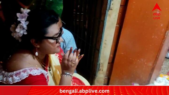 পরে আবার এক আদিবাসী পরিবারের দাওয়ায় বসে মুড়ি খেতে খেতে গল্প করতেও দেখা যায় সুজাতাকে। প্রসঙ্গত, ২০১৯ সালের লোকসভা ভোটের আগে আগে তৃণমূল ছেড়ে বিজেপিতে যোগ দেন সৌমিত্র। তবে আদালতের নিষেধাজ্ঞায় সৌমিত্র নিজের নির্বাচনী কেন্দ্রে ঢুকতে না পারায় স্বামীর হয়ে তাঁর কেন্দ্রে প্রচার করেন সুজাতা।