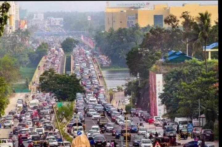 இதனால் திருவனந்தப்புரம் நகரத்தில் கடும் போக்குவரத்து நெரிசல் ஏற்பட்டுள்ளது.