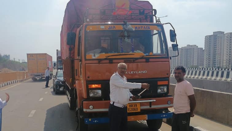 Gurugram Dwarka Expressway Traffic rules challan issued to 207 drivers within a week of Inauguration ann Dwarka Expressway: द्वारका एक्सप्रेस-वे पर ट्रेफिक नियम सख्त, एक हफ्ते के अंदर काटे गए 20 से ज्यादा चालान