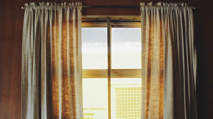 Curtains In The House : फक्त पडदे लावणे पुरेसे नाही तरते वेळोवेळी स्वच्छ करणे देखील खूप महत्वाचे आहे, अन्यथा ते आपल्या राहण्याच्या जागेला धुळीत बदलू शकतात.