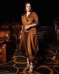 धोती के साथ भी स्टाइल किया जा सकता है ब्लेजर, आप भी सीख लीजिए कैसे