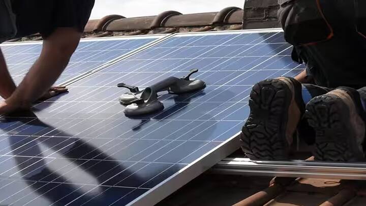 PM Surya Ghar Yojana: કેન્દ્ર સરકાર દ્વારા પીએમ સૂર્ય ઘર યોજનાની જાહેરાત કરવામાં આવી હતી જેમાં એક કરોડ ઘરો પર રૂફટોપ સોલર પેનલ લગાવવામાં આવશે.