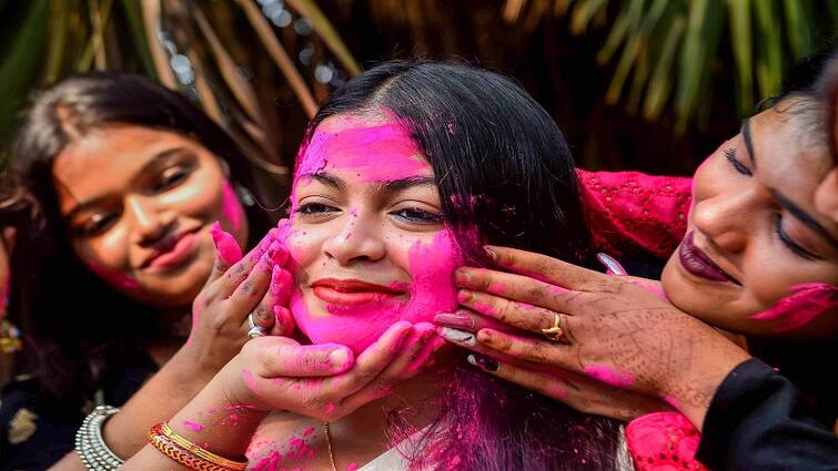 Holi 2024 skin care lifestyle marathi news how to take care of lips from harmful holi colors Holi 2024 : गुलाबी ओठ, होळीच्या रंगांनी होतील खराब, हानिकारक रंगांपासून ओठांची काळजी कशी घ्याल?