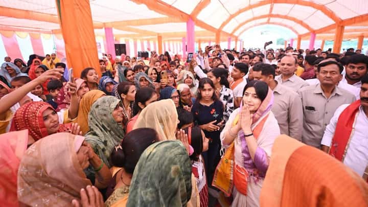 डिंपल यादव ने मैनपुरी में लोगों के बीच पहुंच कर जनसंवाद किया और उनसे मुलाकात की. इस बीच अपर्णा के चुनाव लड़ने के सवाल पर डिंपल ने कहा कि उन्हें इस मामले की जानकारी नहीं है.