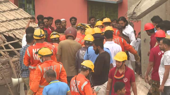 মুখ্যমন্ত্রীর কিছুটা সময় আগেই ঘটনাস্থলে পৌঁছে ফিরহাদ বলেন , 'মুখ্যমন্ত্রীর সঙ্গে আমার কথা হয়েছে। যারা মারা গিয়েছে তাঁদের পরিবার পিছু ৫ লক্ষ টাকা, আহতদের পরিবার পিছু ১ লক্ষ টাকা দেওয়া হবে।'