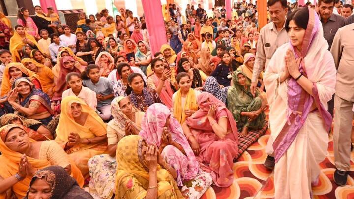 Dimple Yadav In Mainpuri:  चुनाव तारीखों के ऐलान के साथ ही राजनीतिक दलों ने अपने दौरे तेज कर दिए हैं, मैनपुरी से समाजवादी पार्टी से प्रत्याशी बनाई गई अखिलेश यादव की पत्नी डिंपल यादव मैनपुर पहुंची.