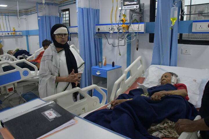 अस्पताल का दौरा करने के बाद सीएम ममता बनर्जी ने कहा, ''मैंने घायलों से मुलाकात की. उनकी हालत स्थिर है.''