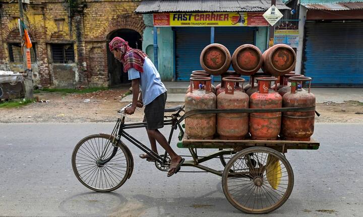 गैस सिलेंडर में गैस की मात्रा 14 किलो 200 ग्राम होती है, वहीं खाली सिलेंडर का वजन करीब 16 किलो तक होता है. ऐसे में आपके सिलेंडर का वजन 30 किलो 200 ग्राम तक होना चाहिए.