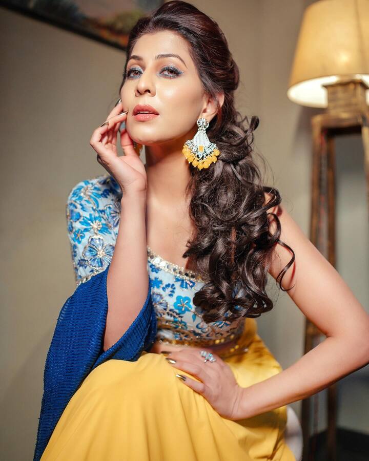 असंच एक नवं फोटोशूट तिने तिच्या इंस्टाग्रामवर शेअर केलं आहे. (photo:maadhavinemkarofficial/ig)
