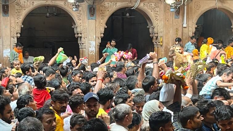 holi in mathura news Arrangements of Banke Bihari temple collapsed crowd pressure is increasing devotee died Holi 2024: होली के पहले बांके बिहारी मंदिर की व्यवस्था धस्त, भीड़ का बढ़ रहा है दबाब, एक श्रद्धालु की मौत