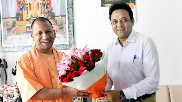 Election commission action IAS Sanjay Prasad looked like a shadow of CM Yogi adityanath now EC removed him Lok Sabha Election 2024: सीएम योगी के साये की तरह नजर आते थे IAS संजय प्रसाद, अब EC ने हटाया