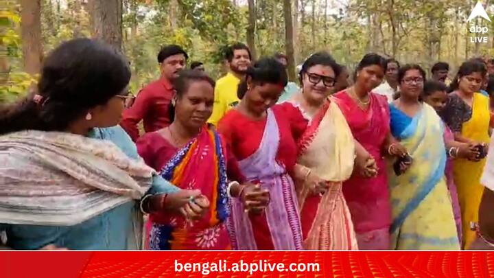 সৌমিত্র খাঁ লড়ছেন বিজেপির প্রার্থী হয়ে। আর তাঁর প্রাক্তন স্ত্রী, সুজাতা মন্ডল এখন তৃণমূলে। এবার প্রতিদ্বন্দ্বিতাও করছেন বিষ্ণুপুর থেকে। দু'জনের প্রচারে সরগরম বিষ্ণুপুর। সোমবারও তার ঝলক দেখা গেল।