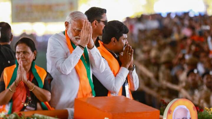 PM Modi greets supporters during an election rally in Shivamogga (Image source: PTI)