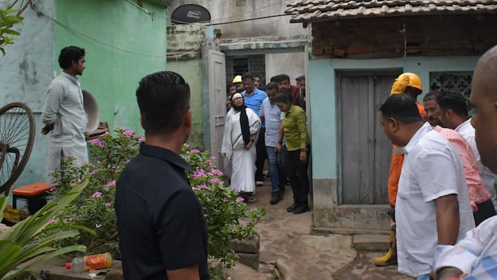 আহতদের সঙ্গে দেখা করলেন মমতা। নার্সিংহোমে যারা চিকিৎসাধীন রয়েছেন, তাঁদের শারীরিক অবস্থা স্থিতিশীল বলেই জানিয়েছেন মুখ্যমন্ত্রী।