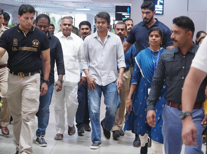 அங்கு நடிகர் விஜயின் வருகைக்காக அவரது ரசிகர்கள் அலைமோதியுள்ளனர்.