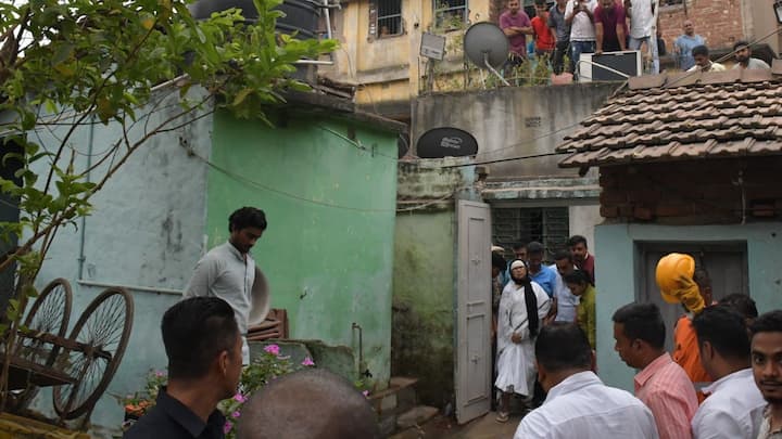 গার্ডেনরিচে বহুতল বিপর্যয়ে ( Garden Reach Building Collapse) ঘটনাস্থলে যাওয়ার পর এবার আহতদের দেখতে হাসপাতালে পৌঁছলেন মুখ্যমন্ত্রী।