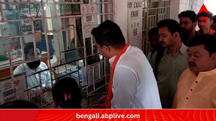 ২০১৯ সালে মূলত সুজাতার কাঁধে ভর করেই ভোট বৈতরণী পার করেন সৌমিত্র। কিন্তু এর পর থেকে রাজনৈতিক ও পারিবারিকভাবে স্বামীর সঙ্গে তাঁর দূরত্ব তৈরি হচ্ছিল বেশ কিছুদিন ধরে। একুশের বিধানসভা নির্বাচনের আগে সেই দূরত্ব বাড়তে বাড়তে ভাঙনের রূপ নেয়। এবার মুখোমুখি লড়াই।