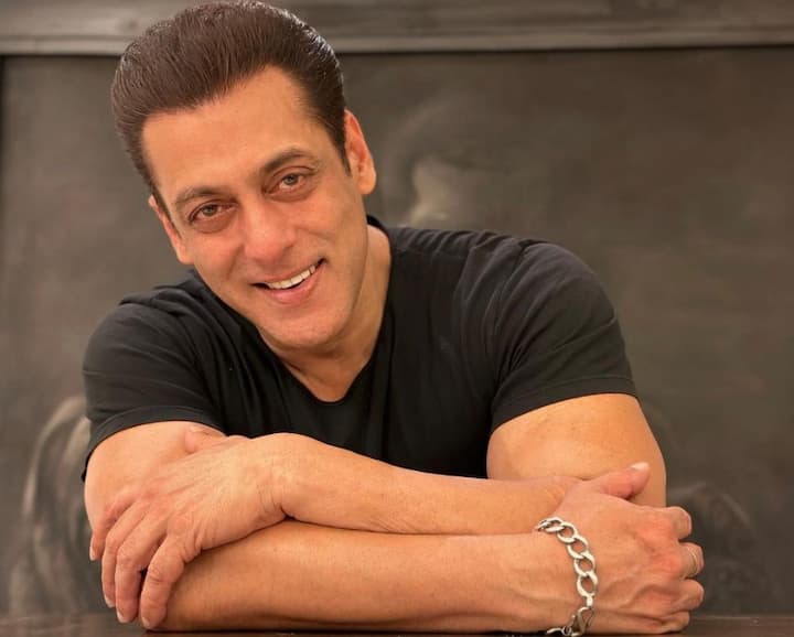 असल जिंदगी में सलमान खान सिंपल रहना पसंद करते हैं. इसलिए वो किसी आलीशान घर में नहीं बल्कि गैलेक्सी अपार्टमेंट के एक छोटे से फ्लैट में सालों से रहते आ रहे हैं.