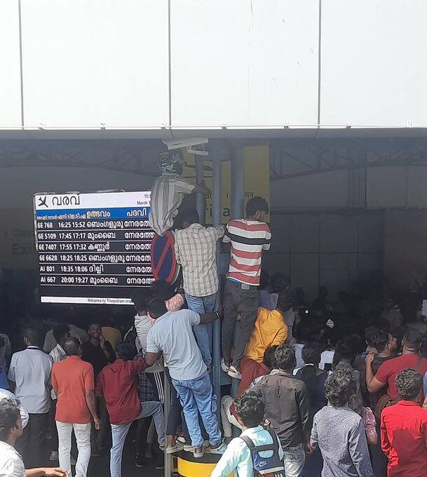 நடிகர் விஜயை பார்ப்பதற்கு விமான நிலையத்தில் காத்துகிடக்கும் ரசிகர்கள் கூட்டம்..