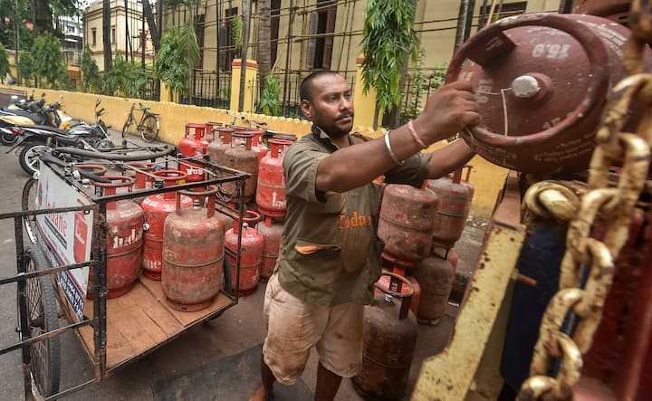 गैस सिलेंडर को लेकर कई बार लोगों की शिकायतें रहती हैं, कुछ लोग लीक होने की शिकायत करते हैं तो कुछ लोगों को लगता है कि सिलेंडर में गैस कम है.