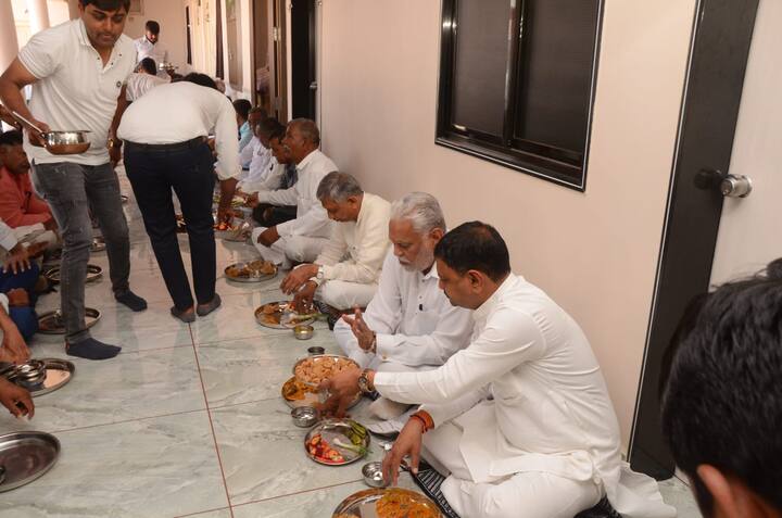 જસદણ પંથકના બંને નેતાઓએ એક પંગતમાં બેસીને સાથે ભોજન લેતા રાજકીય ચર્ચાઓએ જોર પકડ્યું છે.