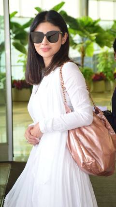 Mouni Roy : 'मौनी रॉय' सलवार सूटमध्ये एअरपोर्टवर स्पॉट!