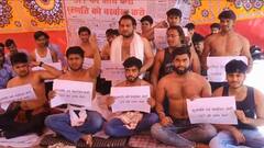 महाराजा सूरजमल ब्रज विश्वविद्यालय के छात्रों ने किया अर्धनग्न प्रदर्शन, कुलपति पर लगाया तानाशाही का आरोप