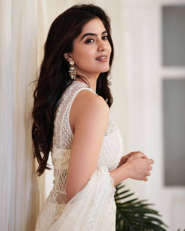 గతంలో ఆమె పలు సినిమాల్లో నటించినా అనుకున్న స్థాయిలో గుర్తింపు తెచ్చుకోలేకపోయింది. Photo Credit: Amritha - Thendral/Instagram