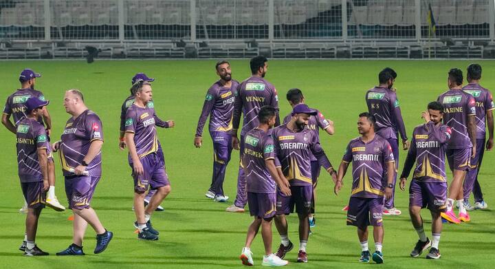 இப்போட்டிக்கான முன்பதிவு இன்று காலையில் தொடங்கிய நிலையில், ஒரு சில நிமிடங்களிலே அனைத்து டிக்கெட்டுகளும் விற்று தீர்ந்தது. அதனால், டிக்கெட் கிடைக்காத ரசிகர்கள் சற்று வருத்தத்தில் உள்ளனர். (Photo Credits : PTI)
