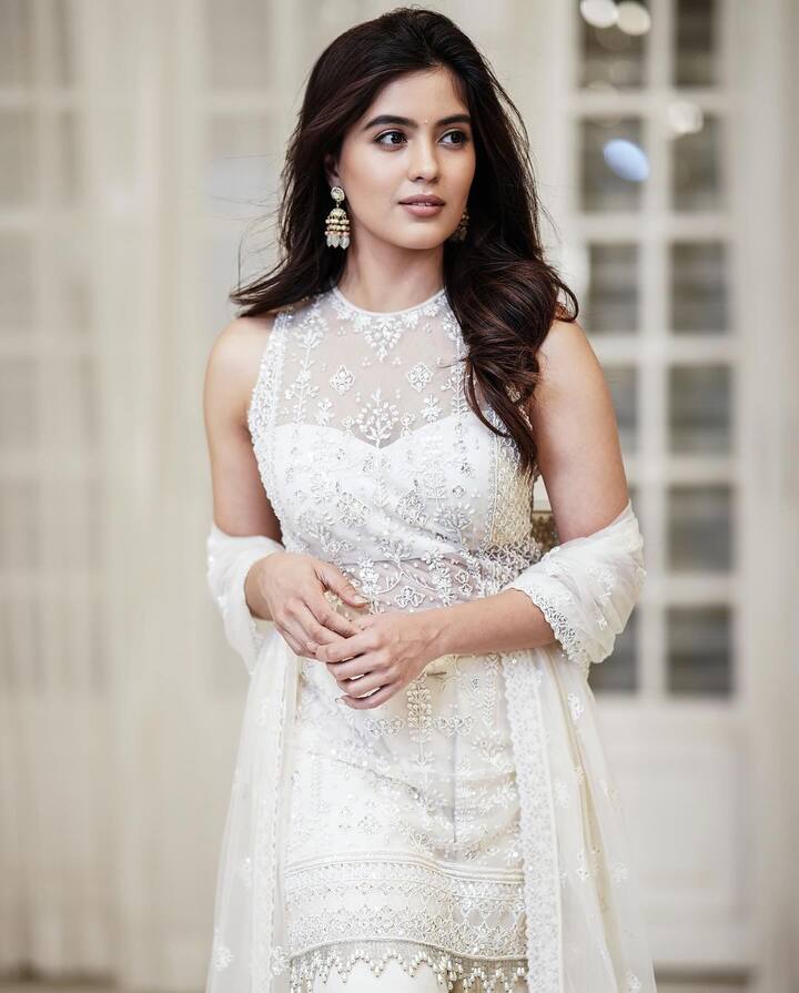 ‘హనుమాన్‘ మూవీ సక్సెస్ తో ఆమెకు వరుస అవకాశాలు వస్తున్నాయి. Photo Credit: Amritha - Thendral/Instagram