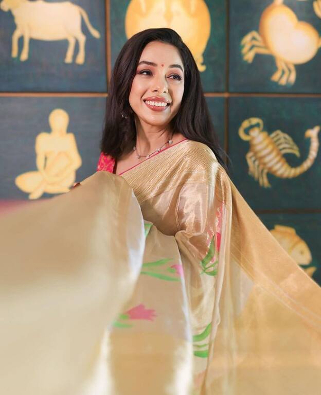 इस लिस्ट में पहला नाम रुपाली गांगुली का है. रुपाली सीरियल अनुपमा में अनुपमा का किरदार निभा रही हैं, जो एक ऐसी महिला है जो कभी भी कुछ करने से नहीं डरती है. उनके इस किरदार को दर्शक काफी पसंद कर रहे हैं.