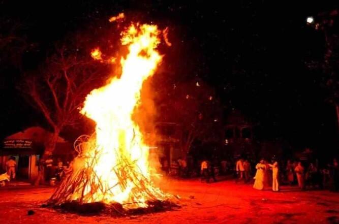 એકાદશી પર શુક્રને શાંત કરવા માટે હોળાષ્ટકના ચોથા દિવસે અત્તર, સફેદ ચંદન, ચાંદી વગેરેનું દાન કરો.