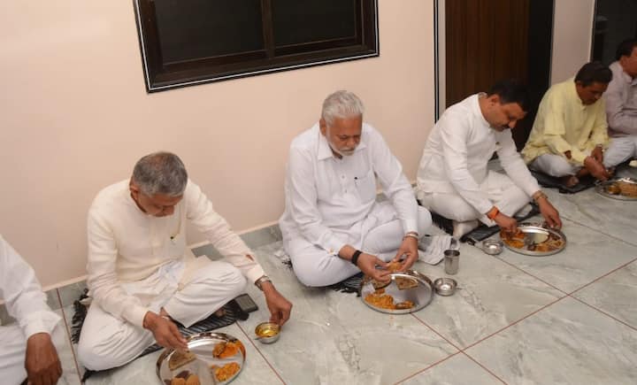 રાજકોટ: રાજકોટ લોકસભા બેઠકના ભારતીય જનતા પાર્ટીના ઉમેદવાર પરશોત્તમભાઈ રૂપાલાએ પંગતમાં બેસીને ભોજન લીધું હતું. પ્રદેશ ભાજપના ઉપાધ્યક્ષ ડો. ભરત બોઘરાના ઘરે પરશોત્તમભાઈ રુપાલાએ ભોજન લીધું હતું. ડૉક્ટર ભરત બોઘરાના પિતા ખોડાભાઈ બોઘરા કમળાપુર ગામમાં રહે છે.