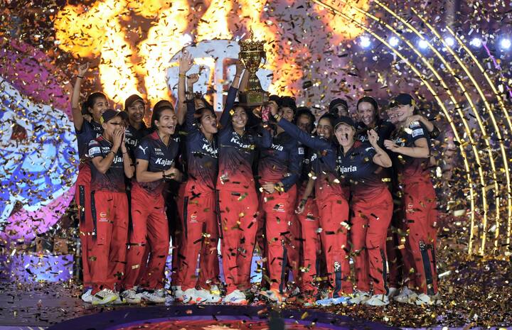 பெண்களுக்கான ஐபிஎல் போட்டியில் டெல்லி கேப்பிடல்ஸிற்கு எதிராக களம் கண்ட ராயல் சேலஞ்சர்ஸ் பெங்களூர் அணி மகளிர் ஐபிஎல் கோப்பையை வென்றது குறிப்பிடத்தக்கது. (Photo Credits : PTI)