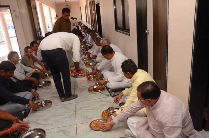 વાંકાનેર બાદ જસદણ પંથકમાં પણ એક જ પંગતમાં બે નેતાઓ સાથે જોવા મળ્યા હતા.