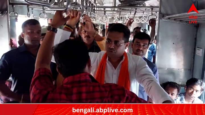 সপ্তাহের প্রথম দিন, বিষ্ণুপুর লোকসভার বিজেপি প্রার্থী সোনামুখী রেল স্টেশন থেকে লাইনে দাঁড়িয়ে টিকিট কেটে ট্রেনে চেপে ভোট প্রচার করেন তিনি। কথা বলেন ট্রেনযাত্রীদের সঙ্গে। প্রত্যেকের কাছে হাতজোড় করে ভোট চান।