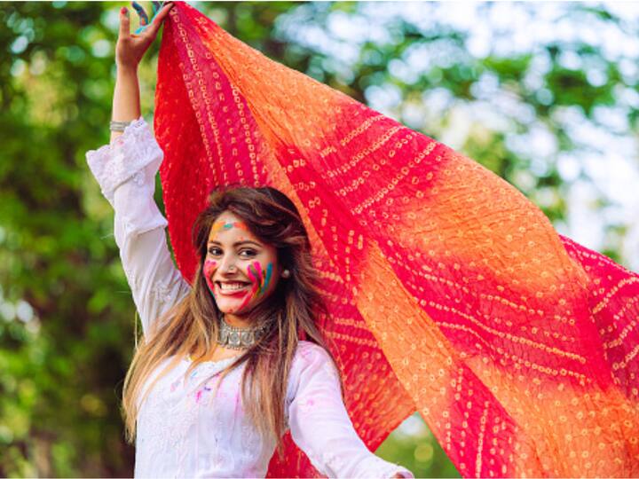2. Use protective headgear: Consider wearing a scarf, bandana, or stylish hat to protect your hair from direct exposure and colour. Choose a lightweight, breathable fabric that allows air to flow while providing good protection. It is not the best protection for your hair but it adds as a stylish flair to your Holi ensemble. (Image source: getty images)